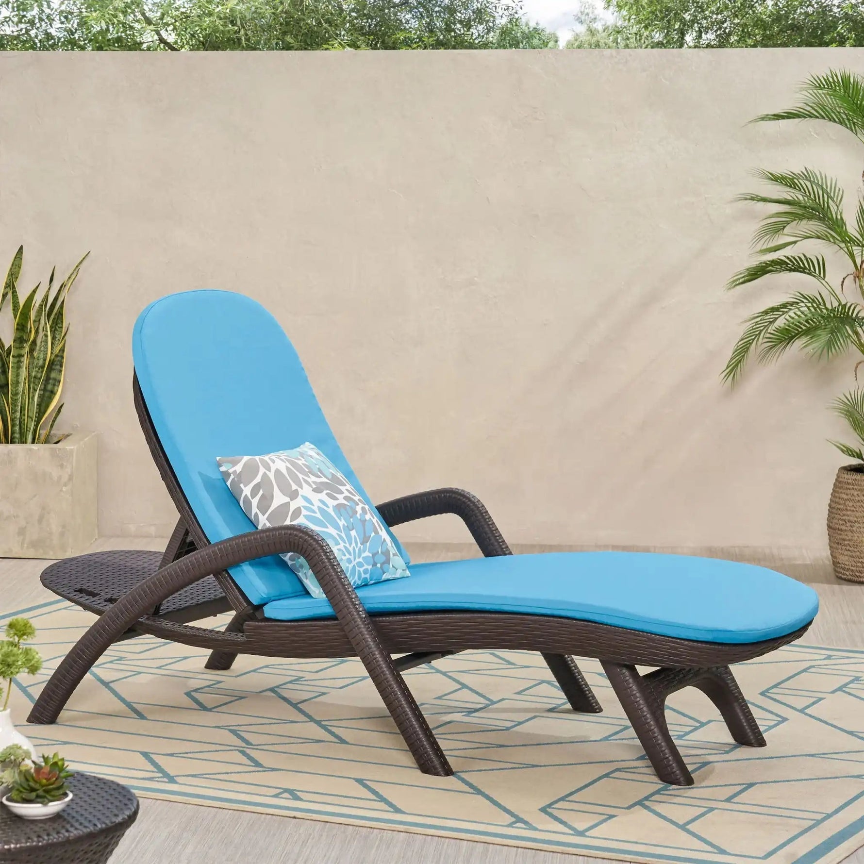 Mikael Chaise Lounge With Cushion
