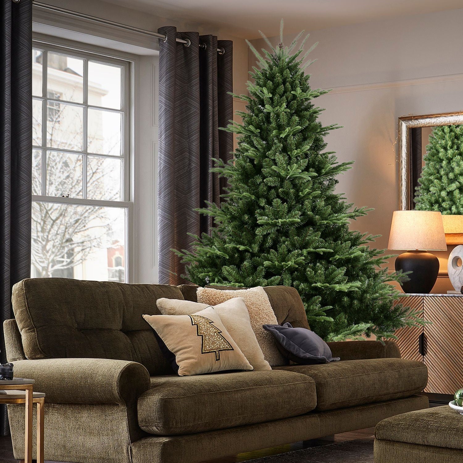Full-Shaped 6 Ft Christmas Tree with 1673 PE/PVC Tips
